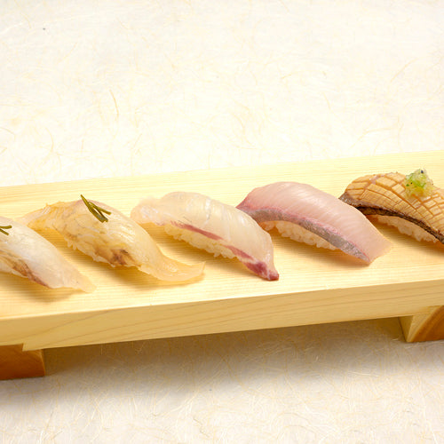 〈5貫にぎり〉白身・昆布〆5貫の写真