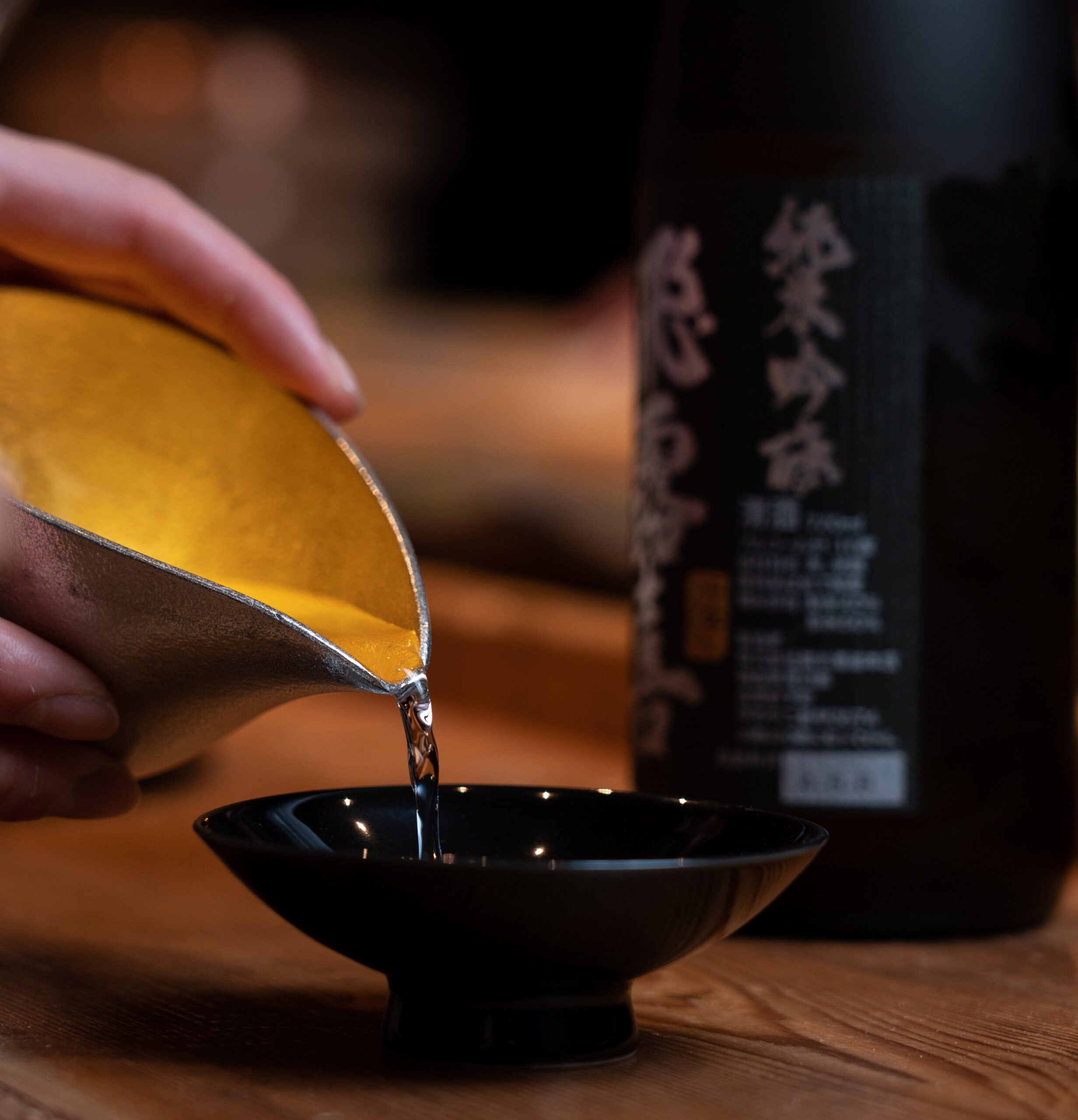 寿司を引き立てる銘酒と出逢いのイメージ